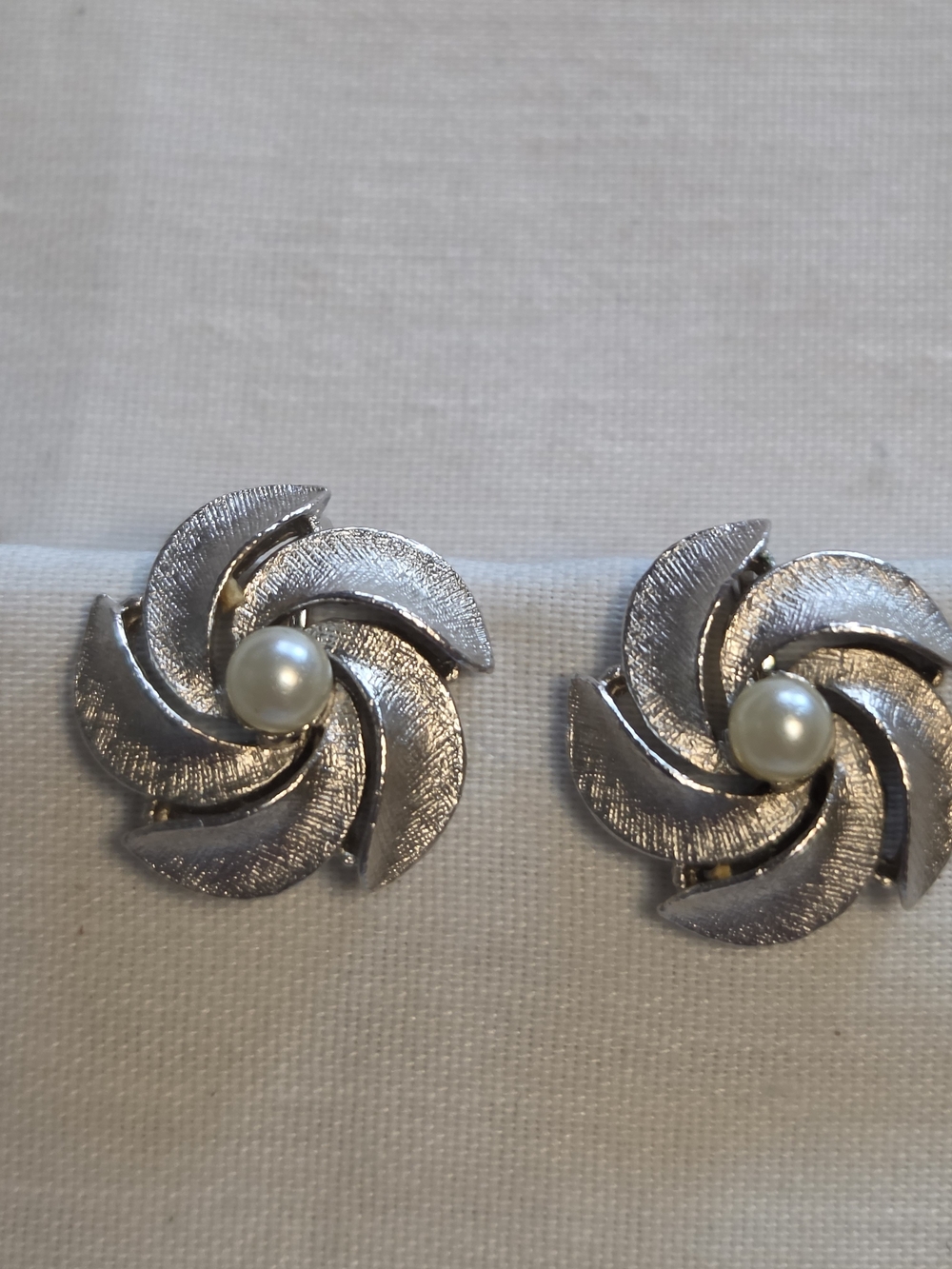 Vtg Crown Trifari Brushed Silver-Tone Floral Faux Pearl  Center Clip-On Earrings